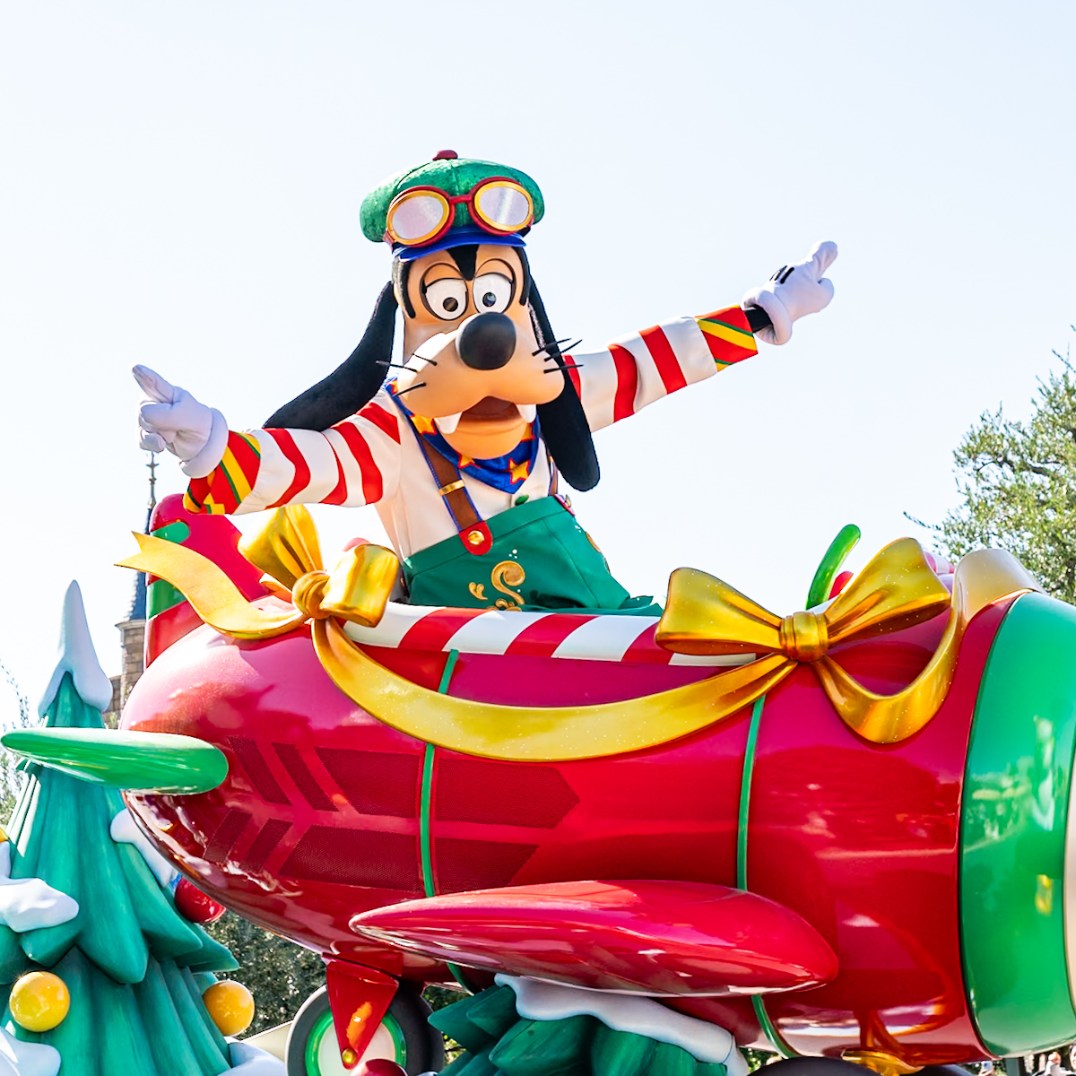 乗り物大好きっ子の願いを乗せたフロート グーフィー