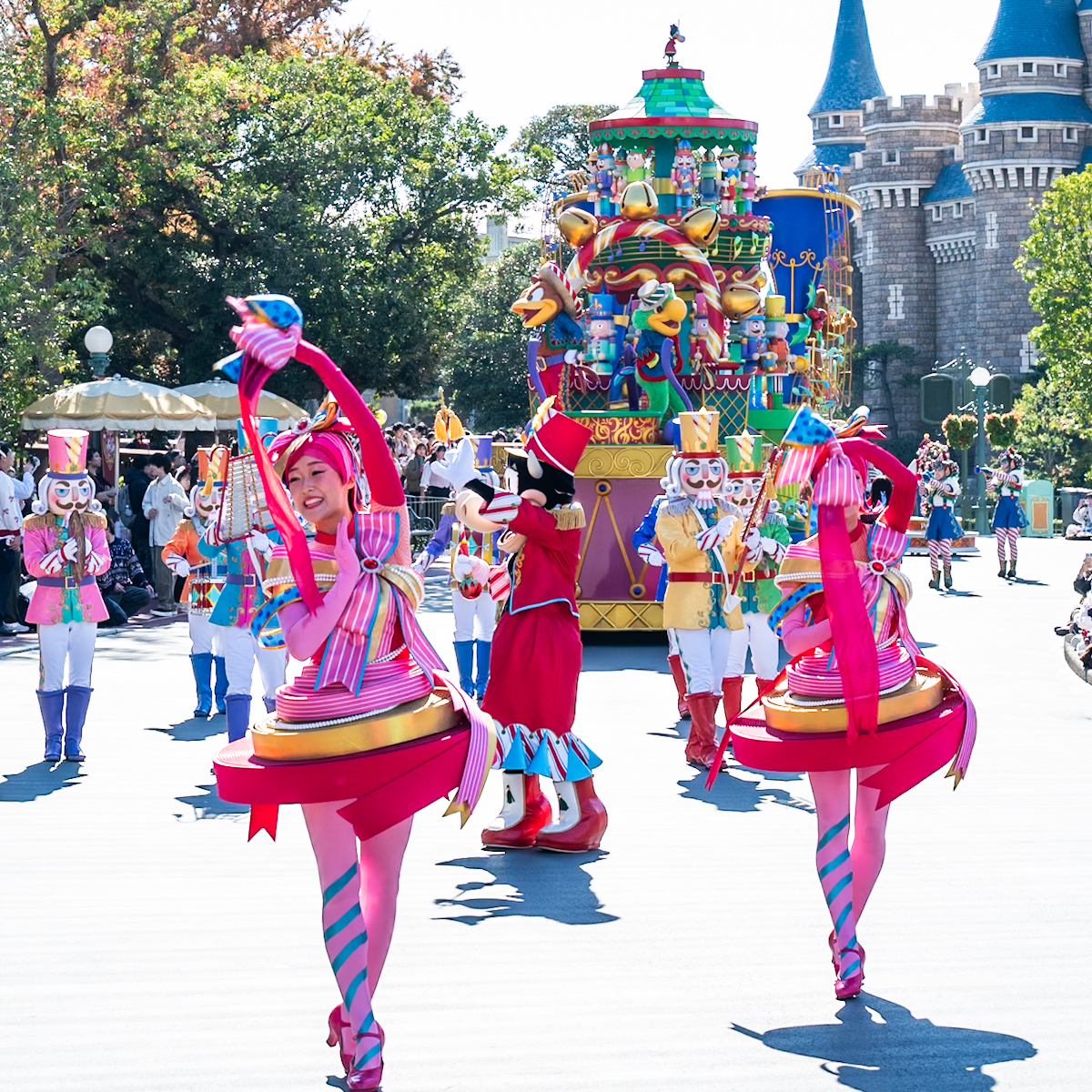 愉快な演奏を披露する音楽隊のフロート