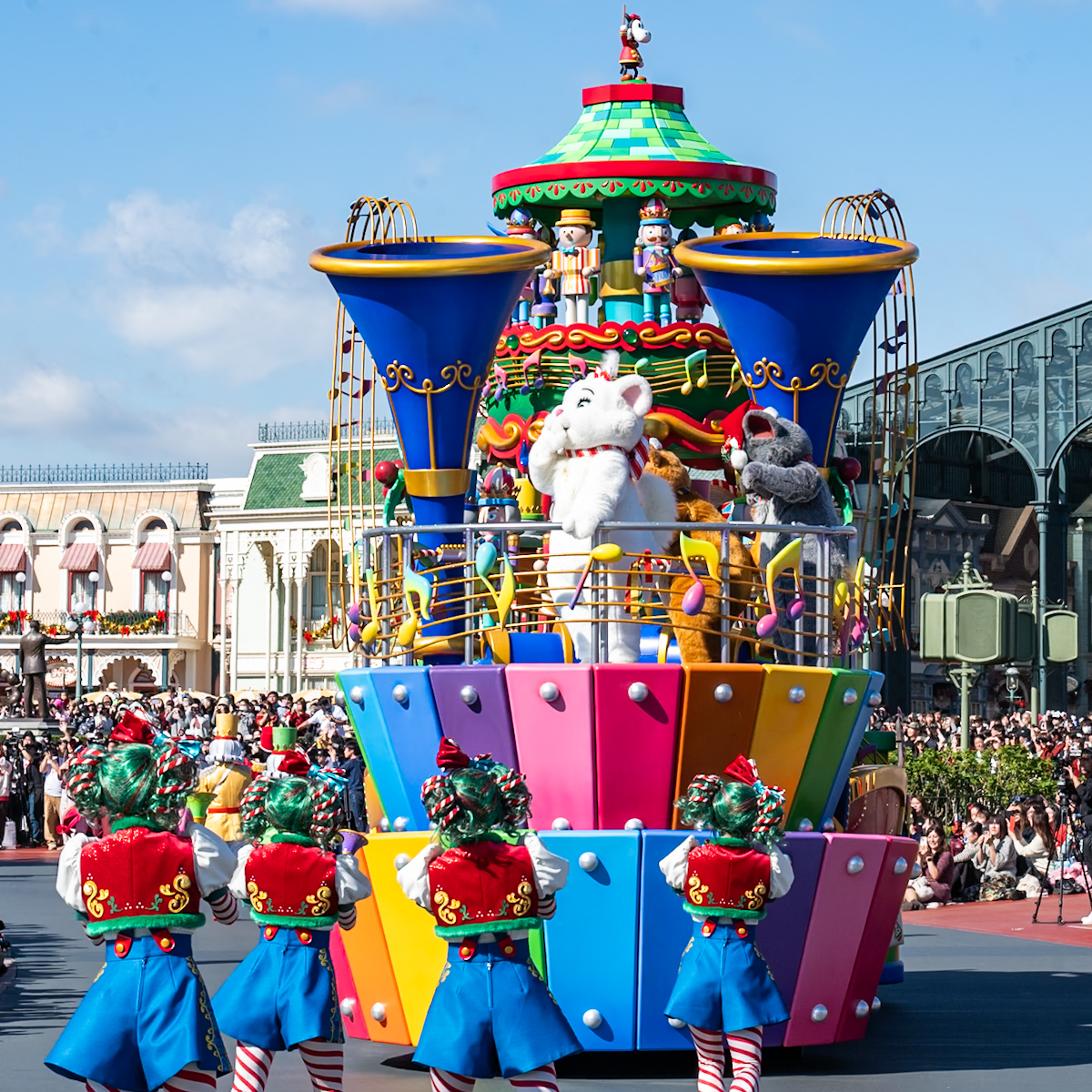 愉快な演奏を披露する音楽隊のフロート1