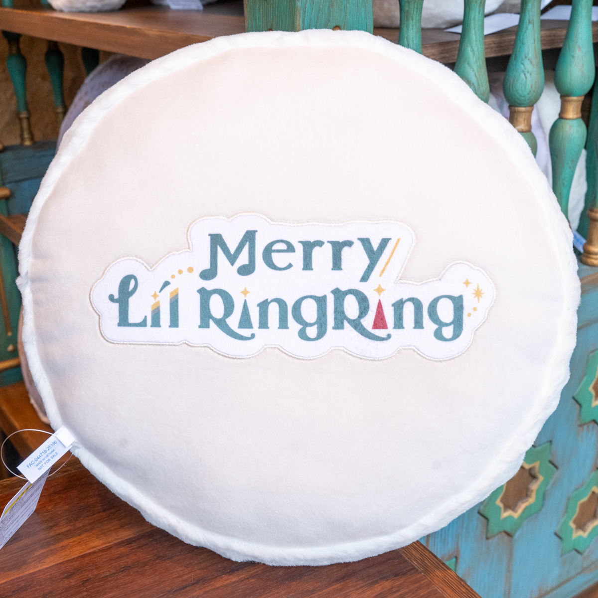 東京ディズニーシー「アブーズ・バザール」“ディズニー・クリスマス2025”景品　リルリンリンクッション 裏面