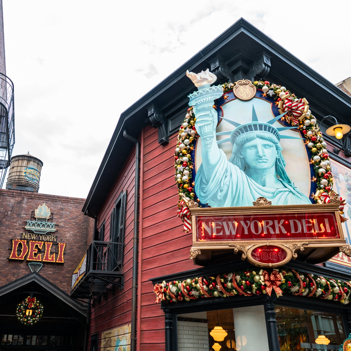 東京ディズニーシー「ニューヨーク・デリ」“ディズニー・クリスマス2025”