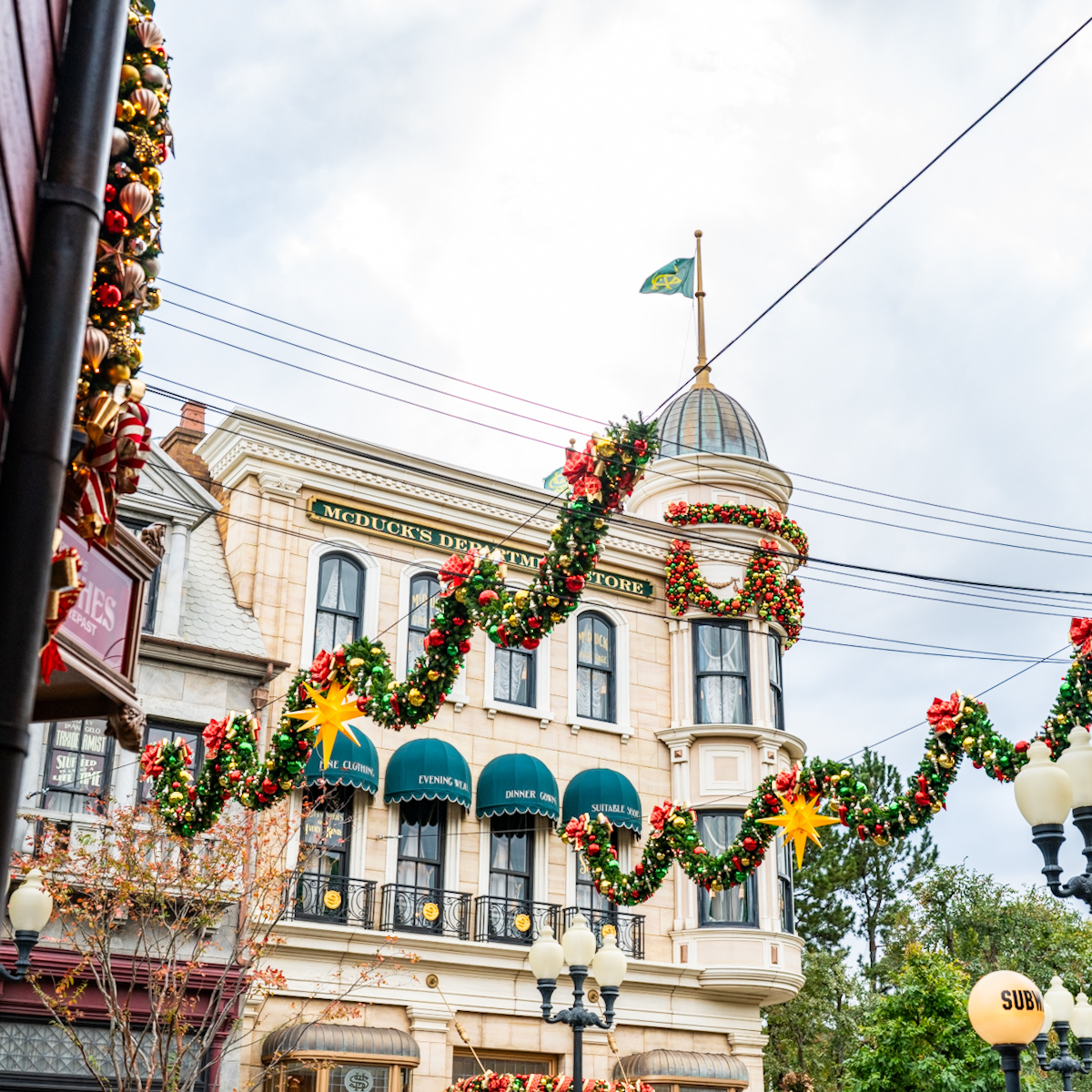 東京ディズニーシー「ニューヨーク・デリ」“ディズニー・クリスマス2025”デコレーション