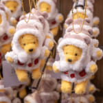 ”ディズニー・クリスマス2025”くまのプーさんぬいぐるみバッジ