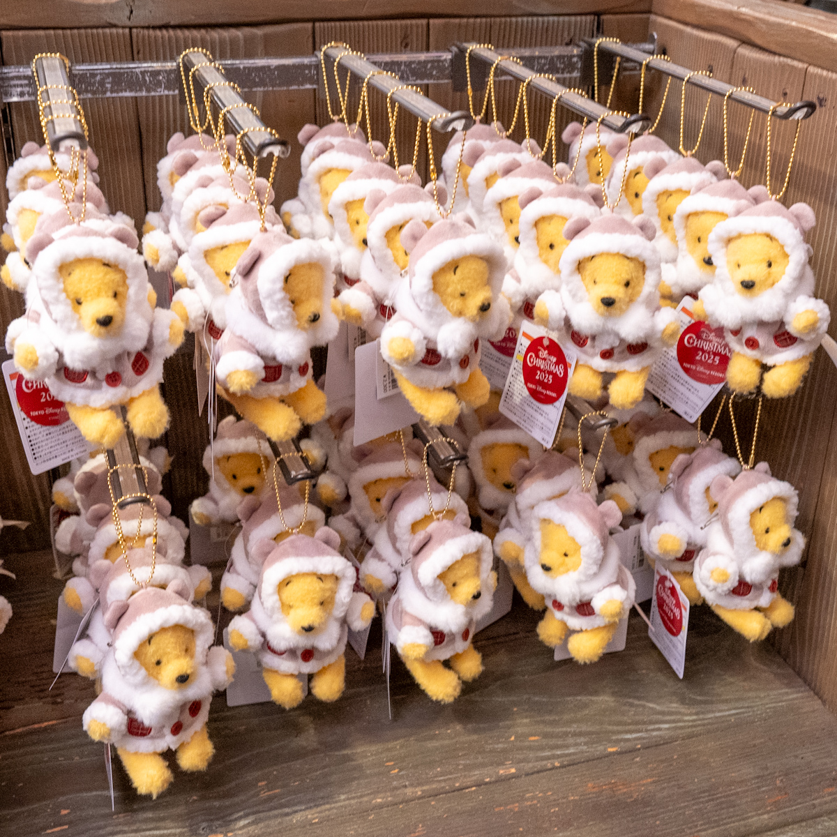 ”ディズニー・クリスマス2025”くまのプーさんぬいぐるみバッジ1