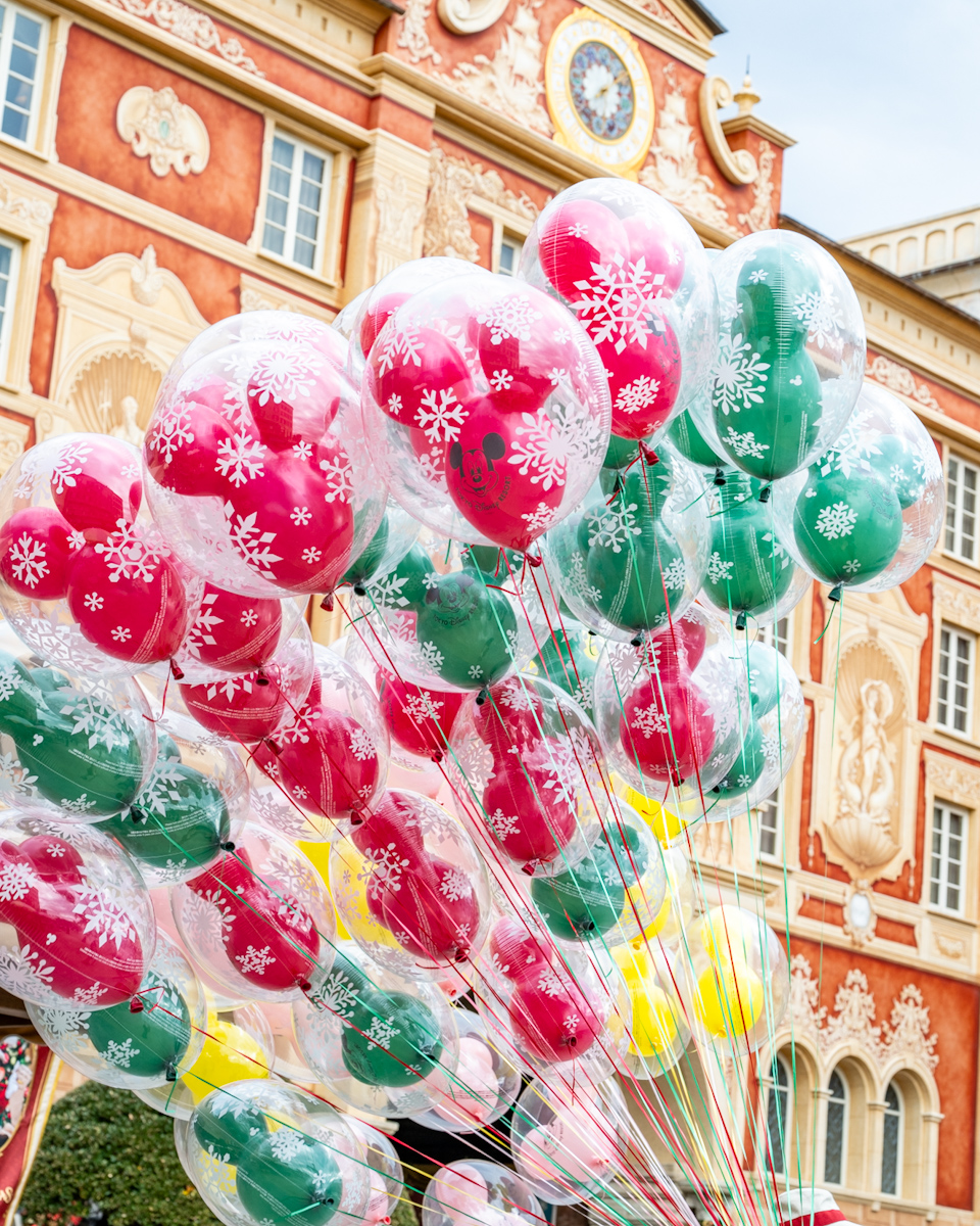 雪の結晶デザインの赤と緑！東京ディズニーランド “ディズニー