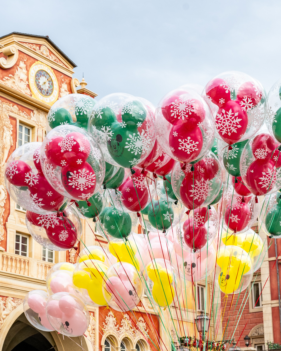 雪の結晶デザインの赤と緑！東京ディズニーランド “ディズニー