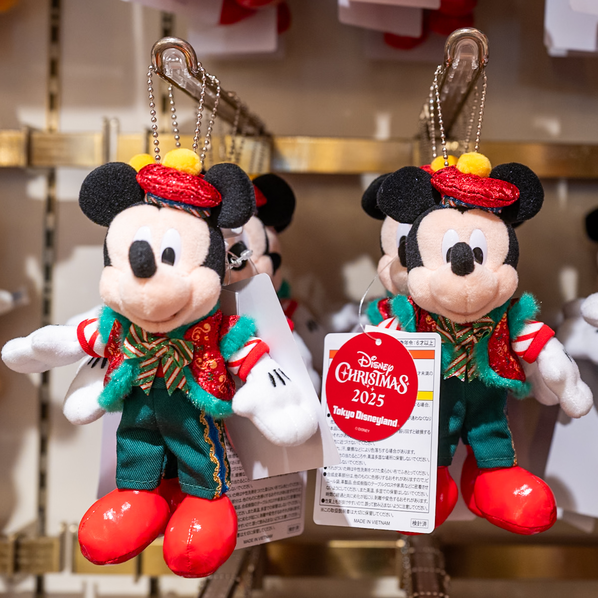 ミッキーマウスぬいぐるみバッジ