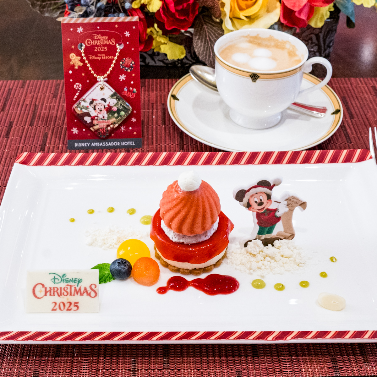 シナモン風味のクリームチーズムースとストロベリーソルベ