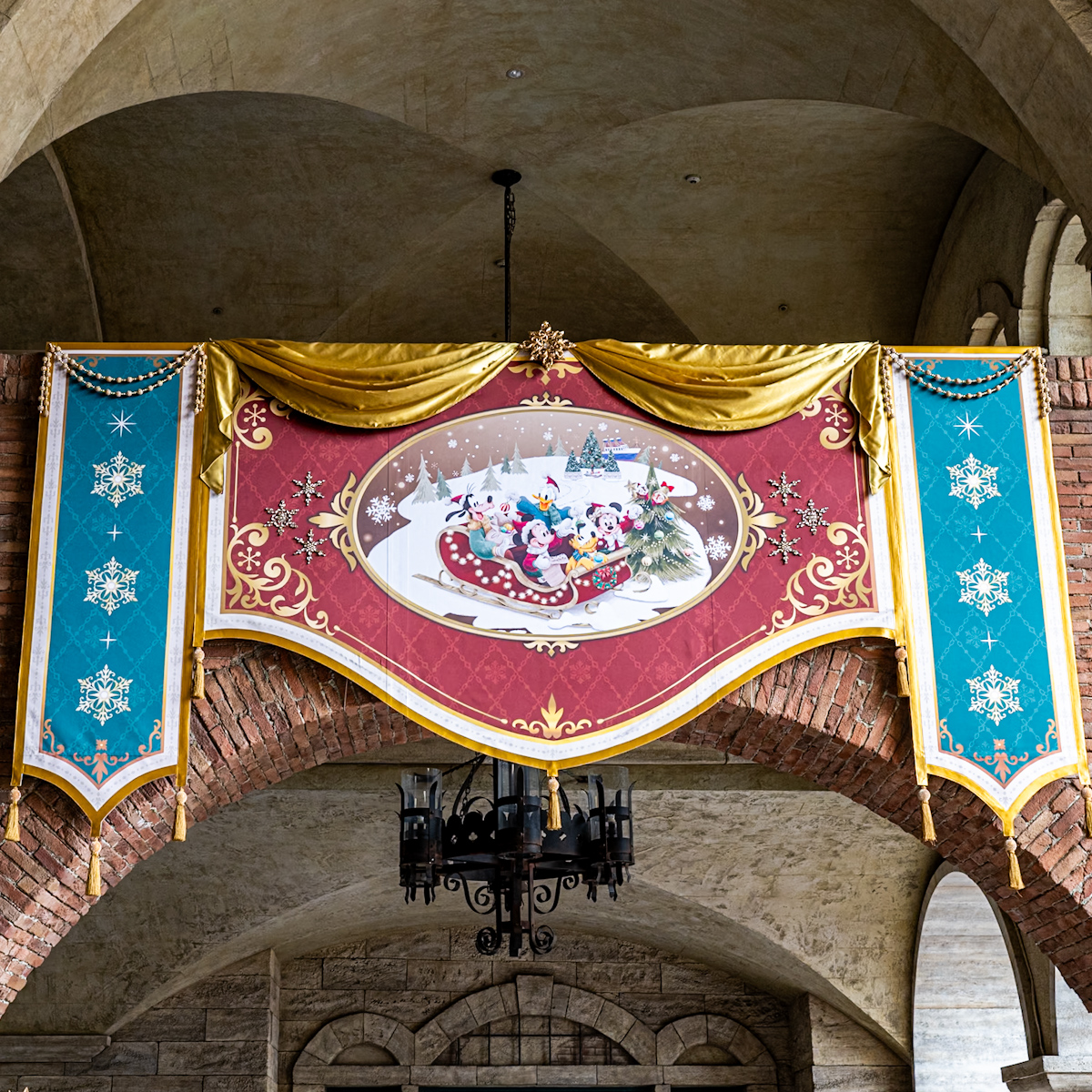 東京ディズニーリゾート“ディズニー・クリスマス2025”スペシャルグッズ メインアート