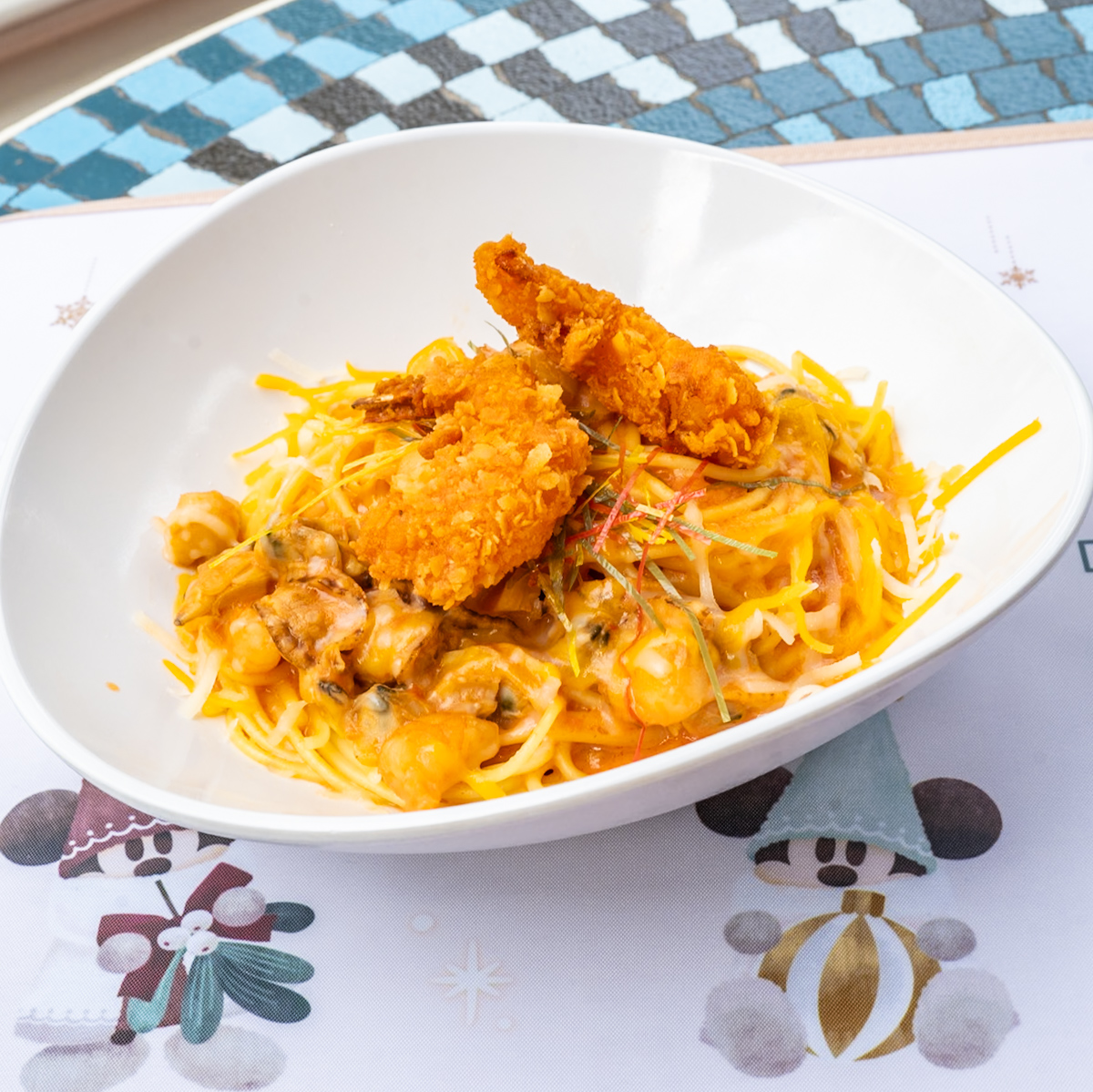 スパゲッティ、シーフードのトマトクリームソース エビフライ添え