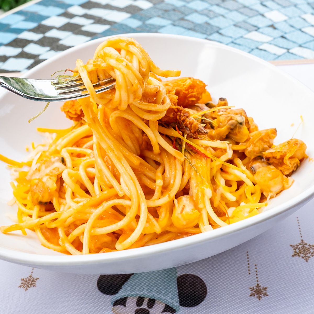 スパゲッティ、シーフードのトマトクリームソース エビフライ添え1