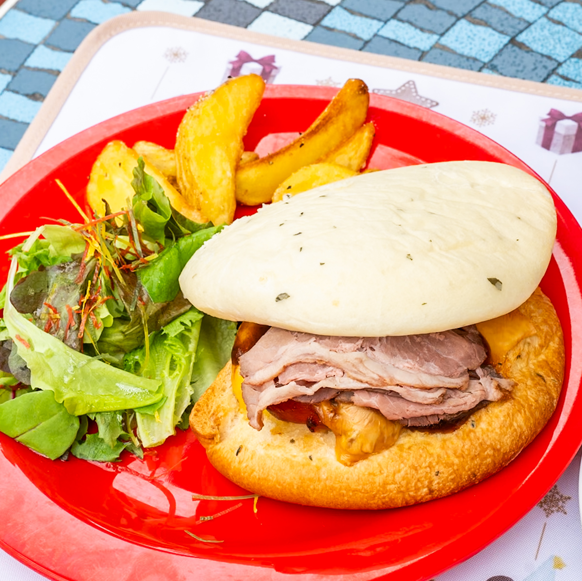 ローストビーフとチキンのホットサンド（チーズ、ハニーマスタードソース）、フライドポテト、サラダ1