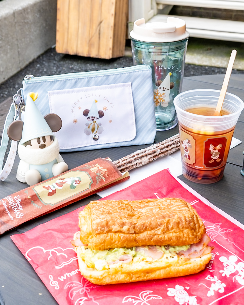 東京ディズニーシー「ハドソンリバー・ハーベスト」ホットデニッシュサンド（エッグ、生ハム、アボカド）　ディズニー・クリスマス2025メニュー