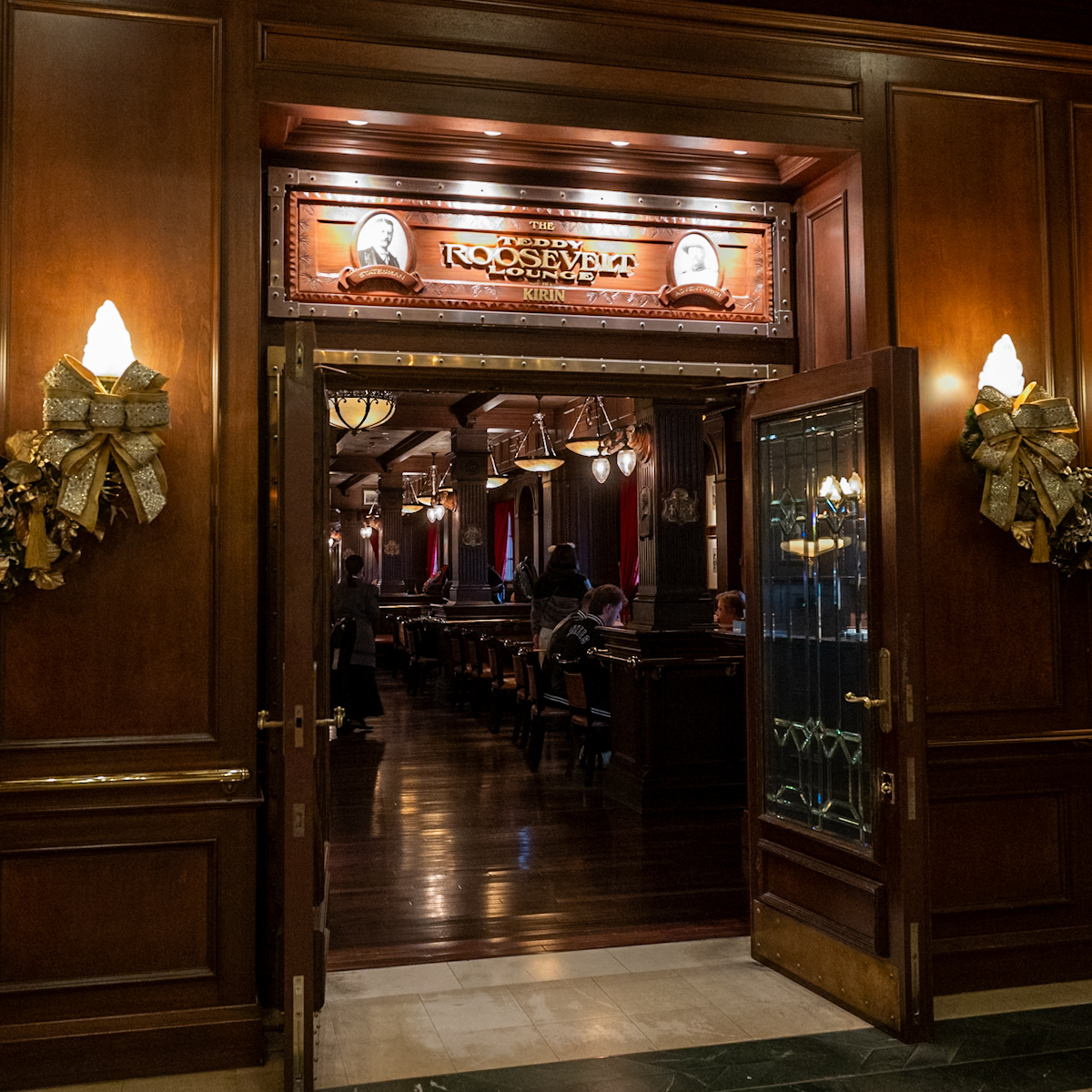 東京ディズニーシー　テディ・ルーズヴェルト・ラウンジ入口　クリスマスデコレーション