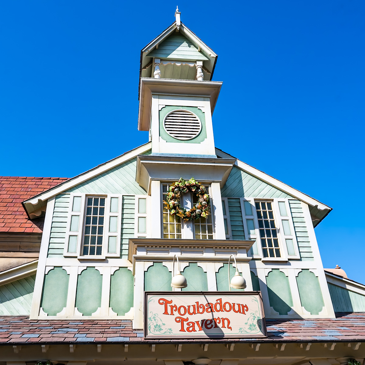 東京ディズニーランド／ファンタジーランド「トルバドールタバン」外観