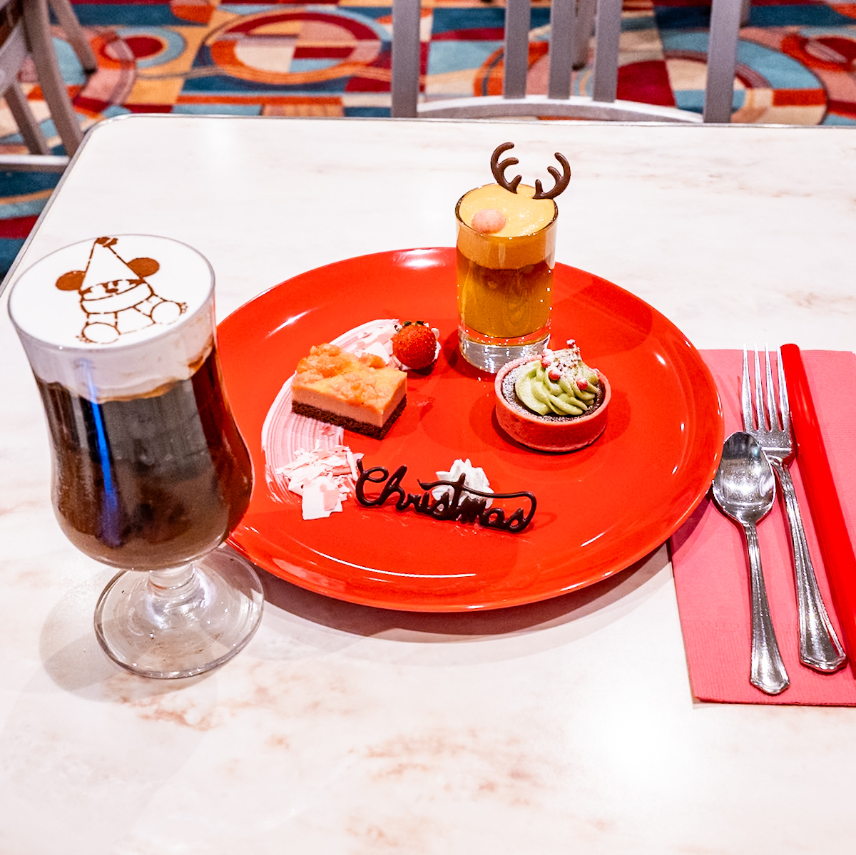 東京ディズニーランド「センターストリート・コーヒーハウス」”ディズニー・クリスマス2025”スペシャルデザートセット（14：00〜17：00限定）