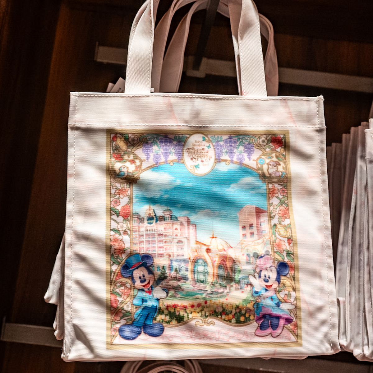 新テーマポート「ファンタジースプリングス」のストーリーの核となる魔法の泉を囲むようにそびえ立つ国内6番目のディズニーホテル「東京ディズニーシー・ファンタジースプリングスホテル　トートバッグ