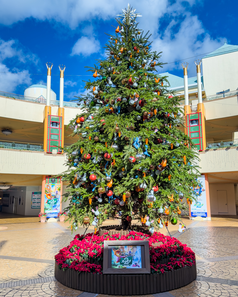 イクスピアリ『ズートピア2』デコレーション　クリスマスツリー