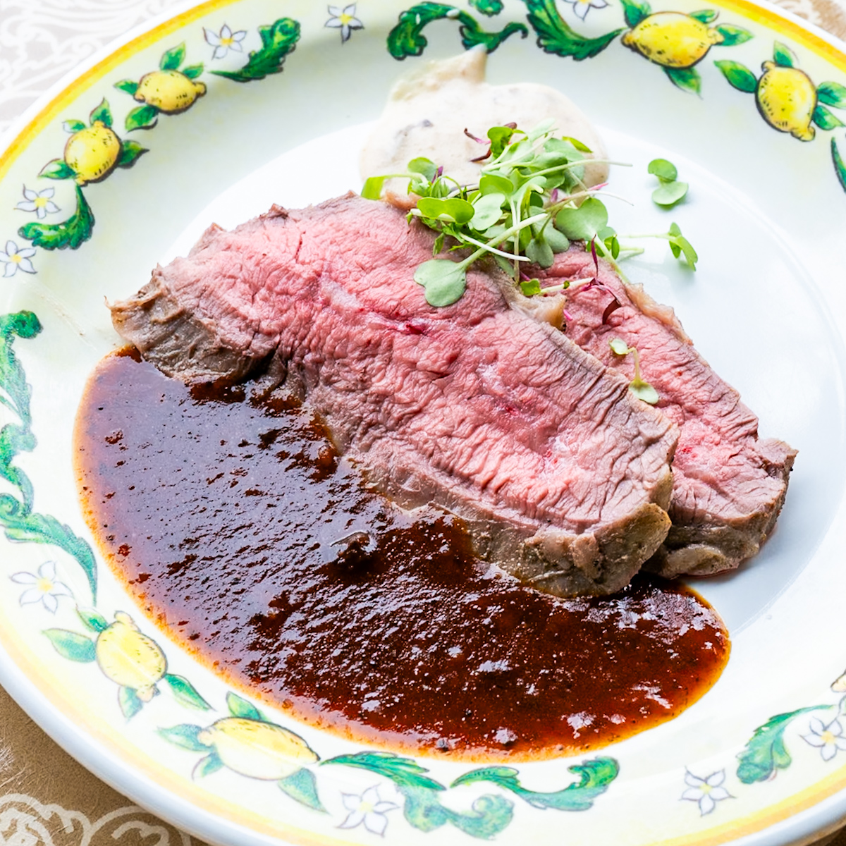 ローストビーフ、トリュフ風味のデミグラスソースとキノコのクリームソース