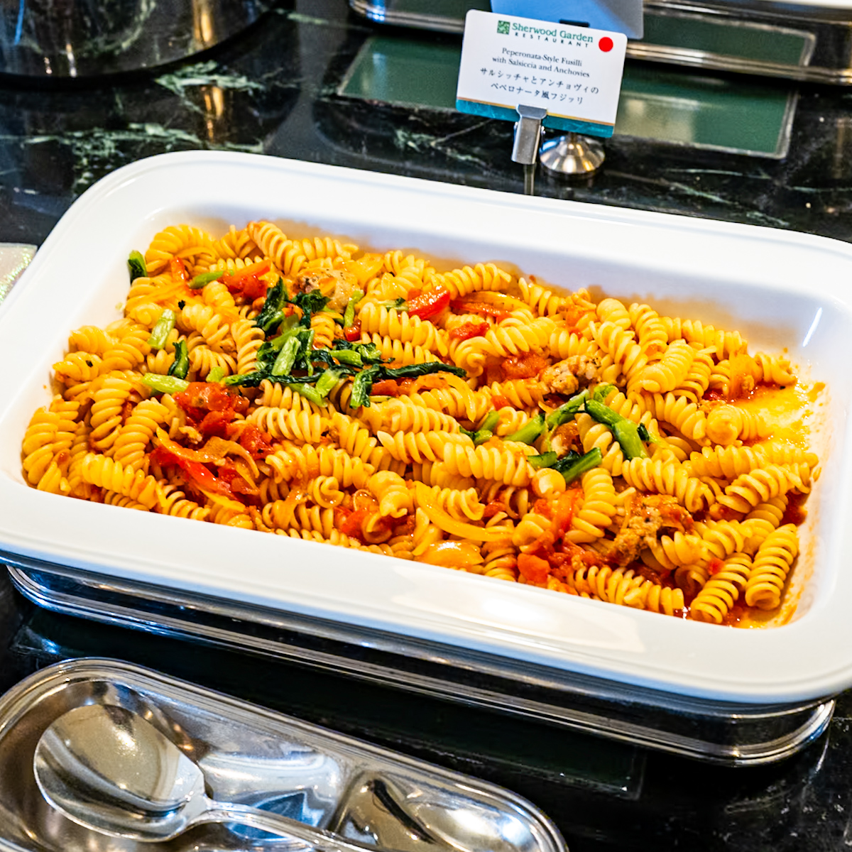 サルシッチャとアンチョビィのペペロナータ風フジッリ