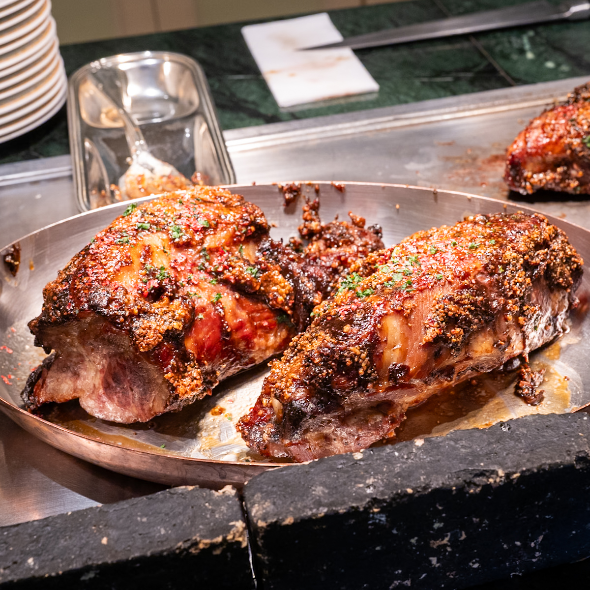 ヌガティーヌを纏ったポークのロースト