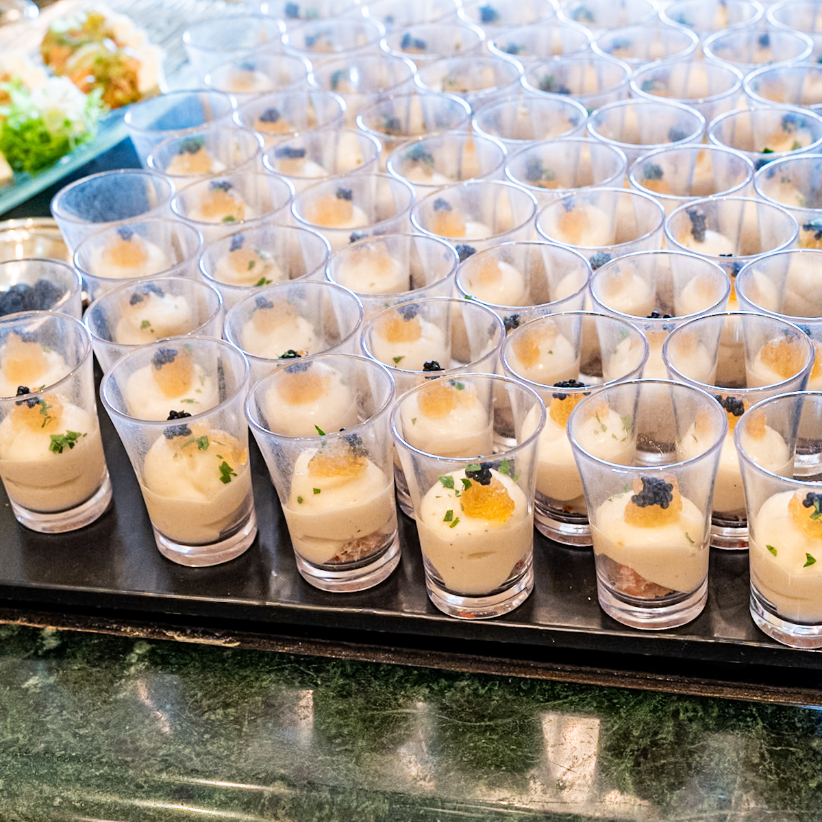 カリフラワームースと紅ズワイ蟹のサラダ