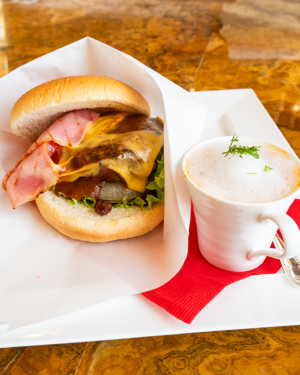 上質な牛挽き肉のハンバーグ　スープ付き