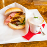 東京ディズニーランドホテル「ドリーマーズ・ラウンジ」国産牛とチェダーチーズのデミグラスソースバーガーとケーキセット