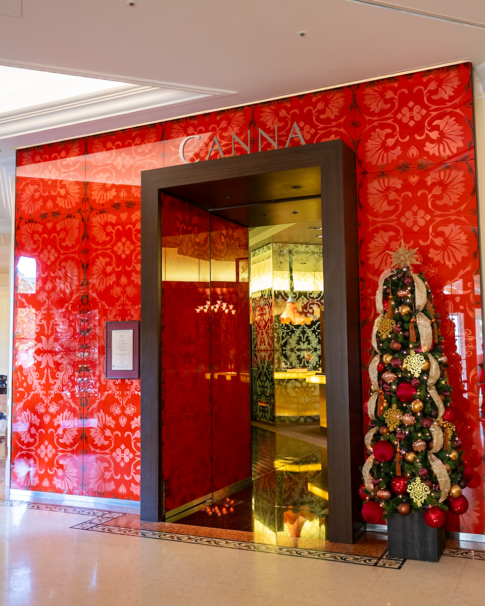 東京ディズニーランドホテル「カンナ」エントランス クリスマスツリー