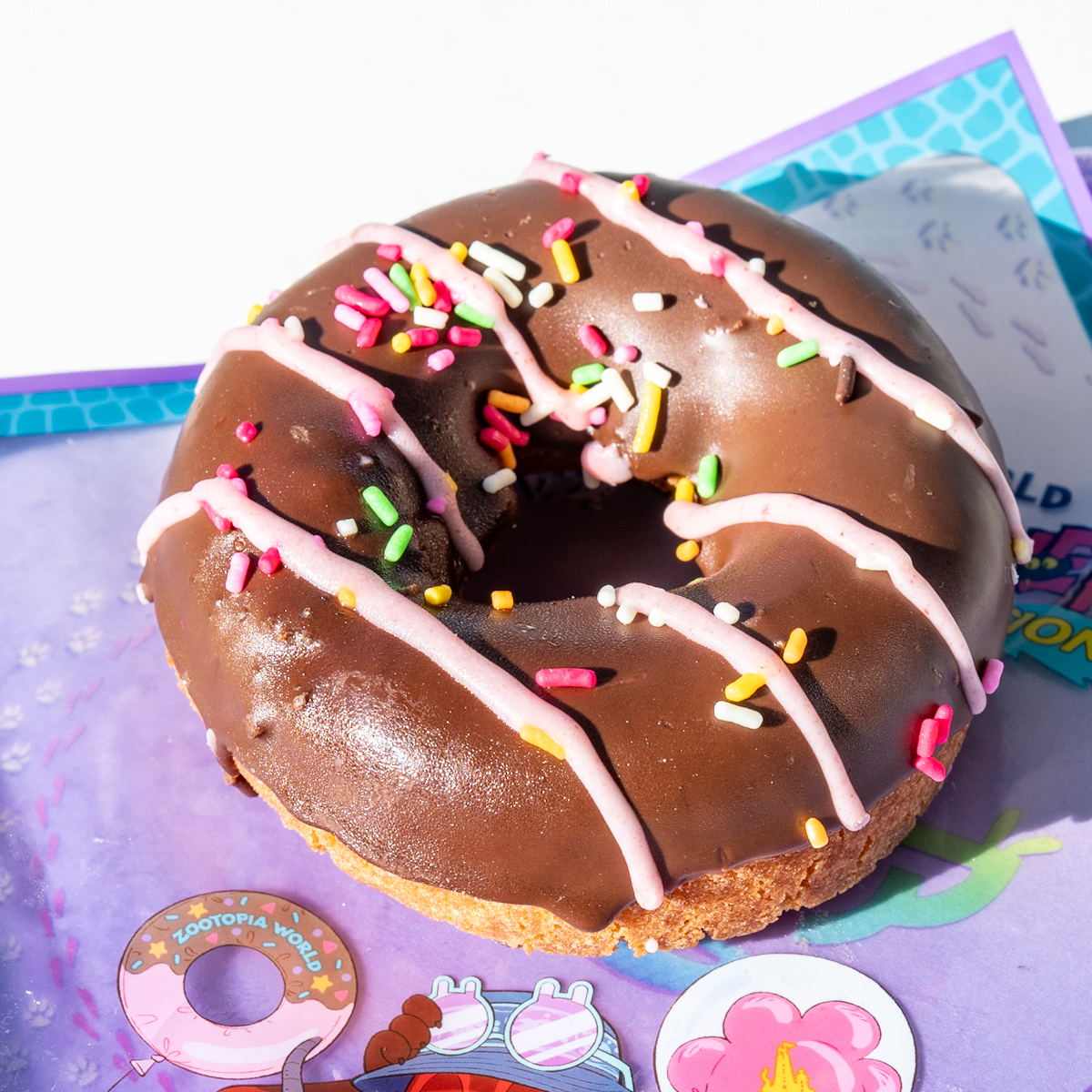 東京ディズニーリゾート 『ズートピア２』メニュー（チョコドーナツ）