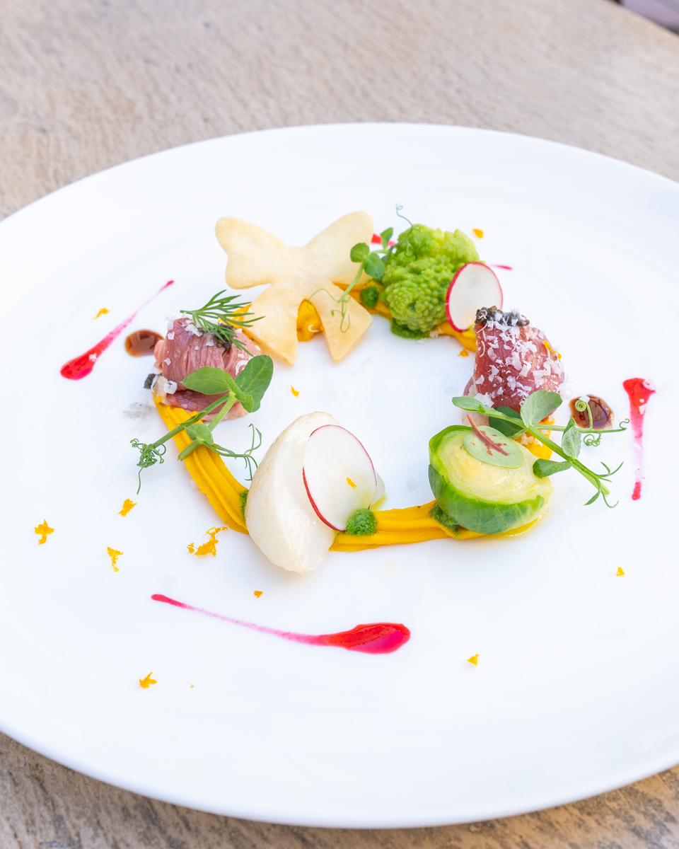 合鴨の生ハムとモッツァレッラのリース仕立て、オレンジとナッツ添え