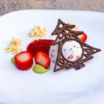 カッサータ（オレンジ、ピスタチオ入り）、ラズベリーとピスタチオのソース