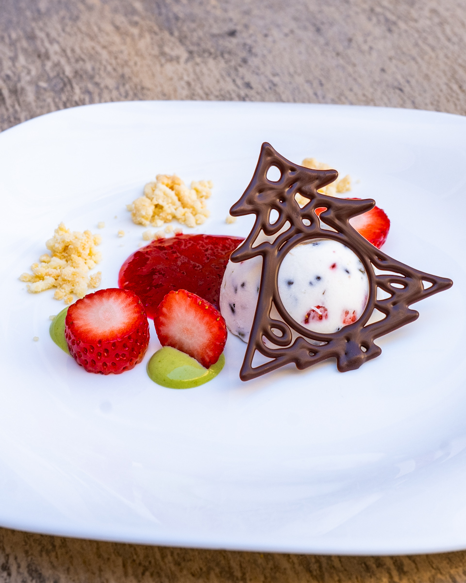 カッサータ（オレンジ、ピスタチオ入り）、ラズベリーとピスタチオのソース