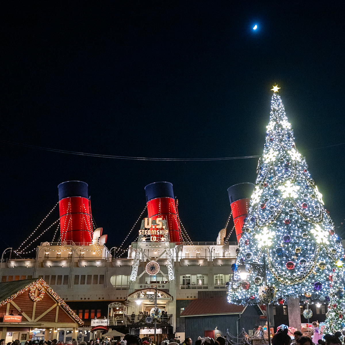 S.S.コロンビア号 高さ15メートルのクリスマスツリー