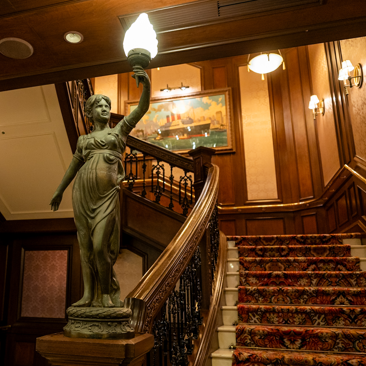 S.S.コロンビア号 階段 女神