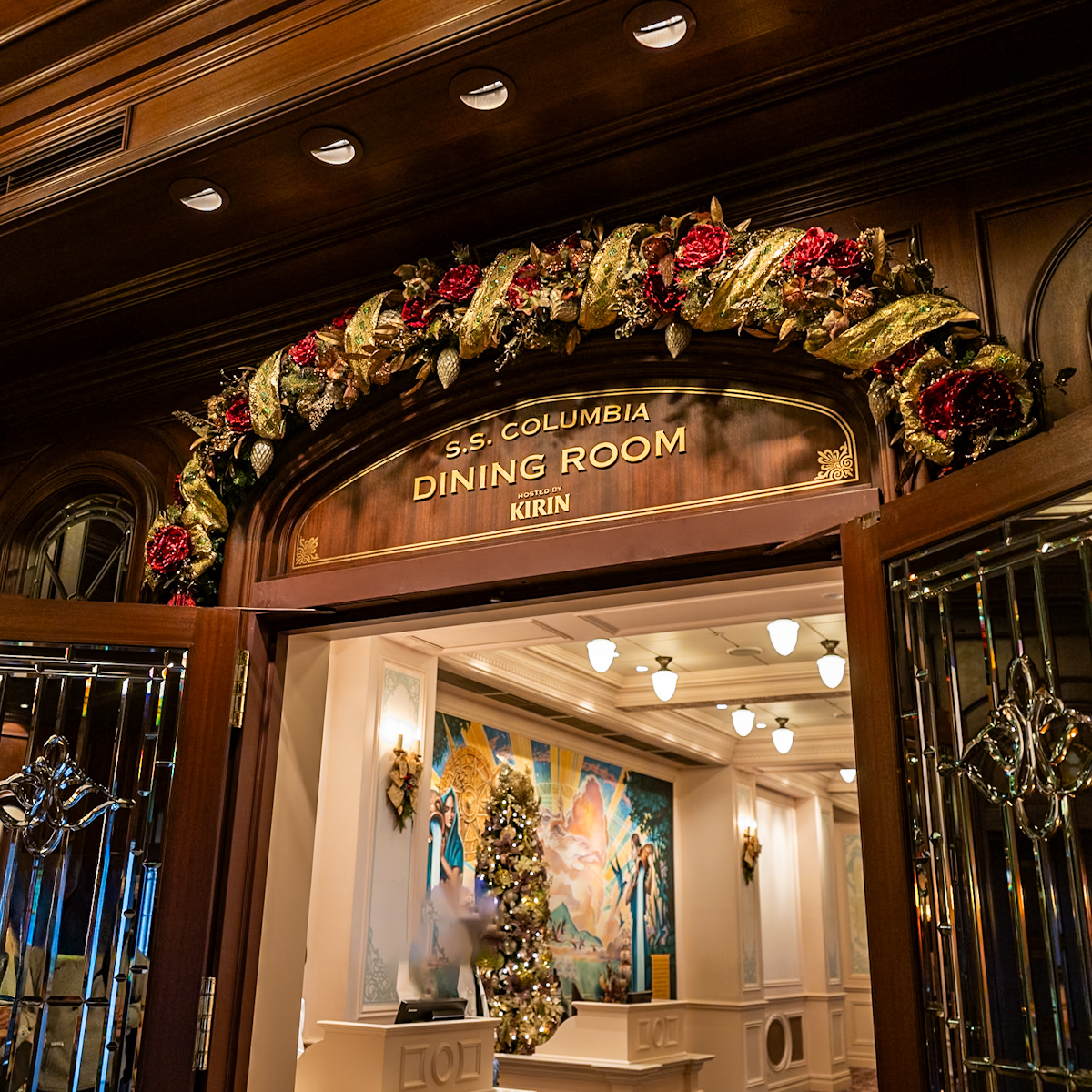 東京ディズニーシー/アメリカンウォーターフロント「S.S.コロンビア・ダイニングルーム」入口 クリスマスデコレーション
