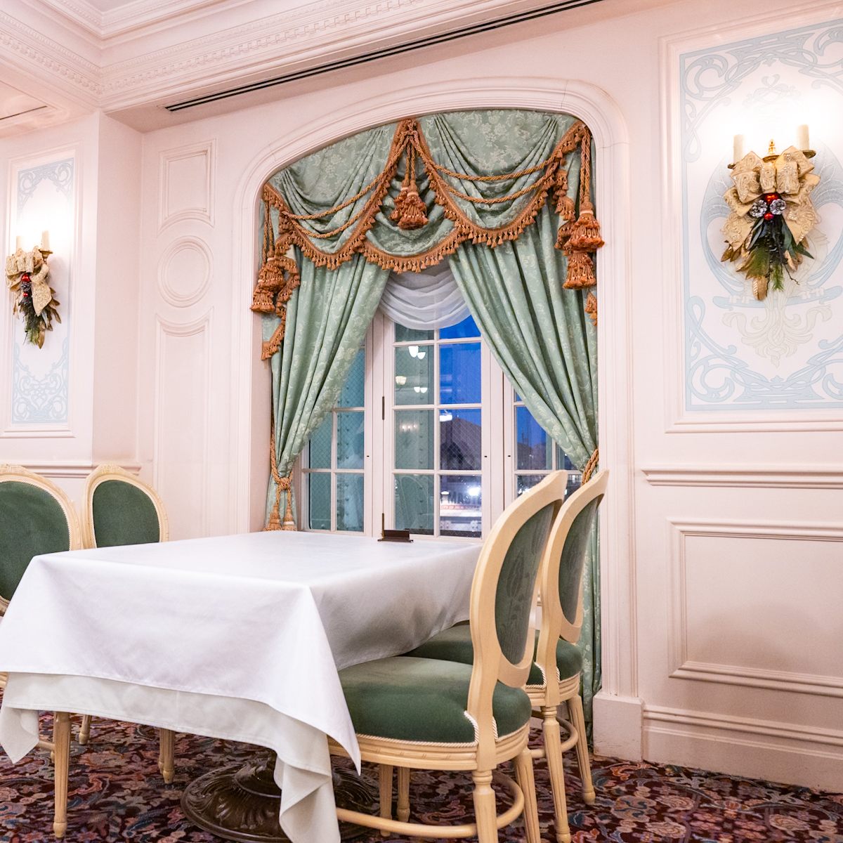 東京ディズニーシー「S.S.コロンビア・ダイニングルーム」”ディズニー・クリスマス2025”スペシャルコース 店内座席