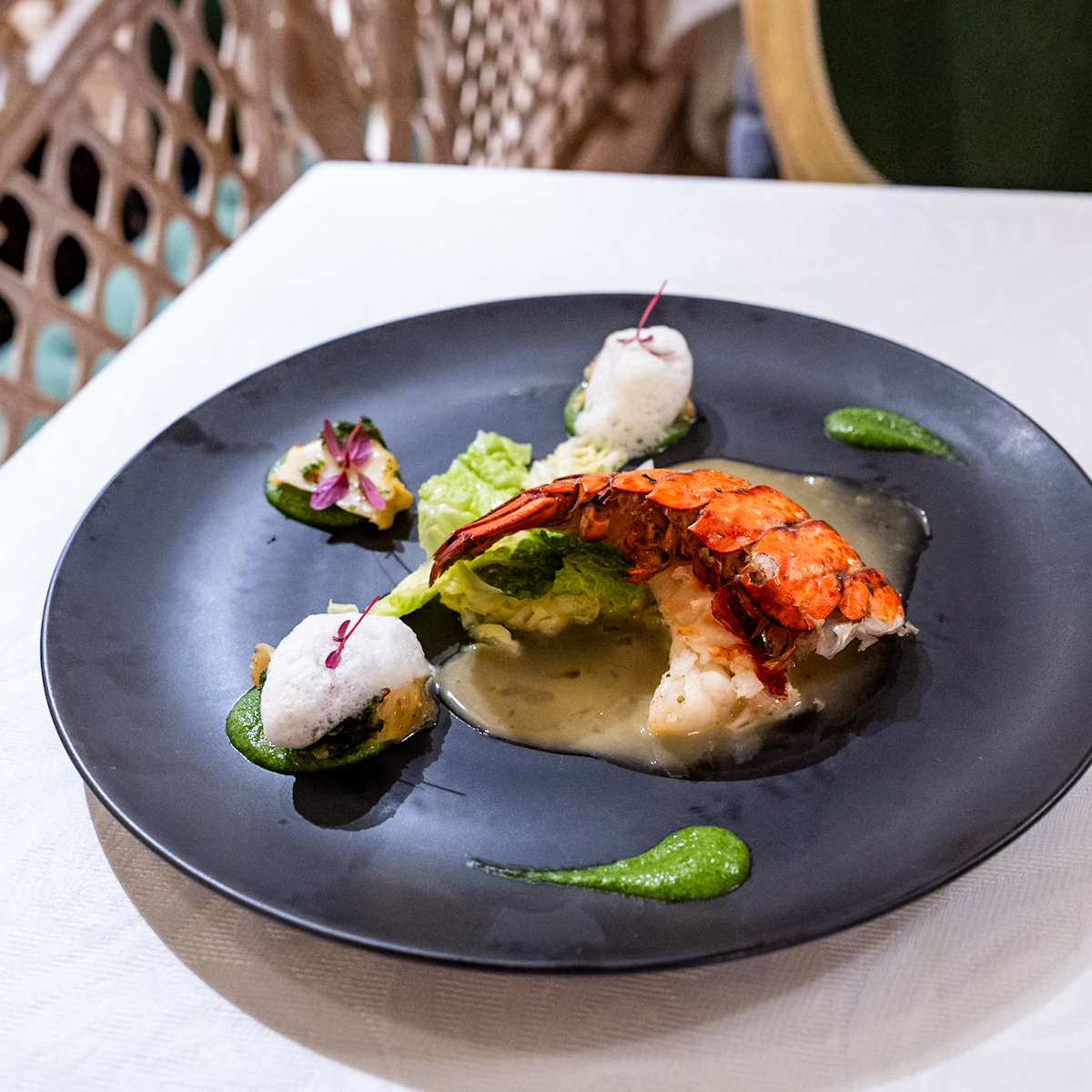 オマール海老のオーブン焼きと海藻バターを纏った鮑 ノイリー風味の白ワインソース