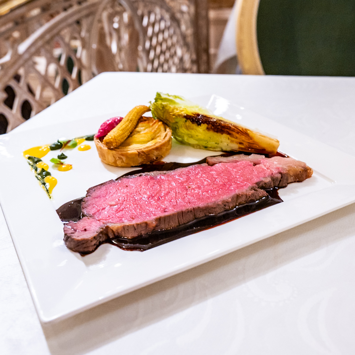 ローストビーフ、赤ワインソース アッシェ・パルマンティエのタルト添え