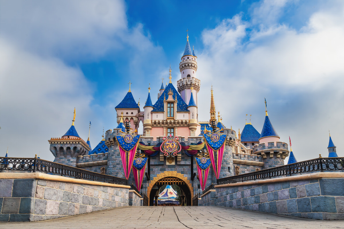 70周年お城_©Disney-1