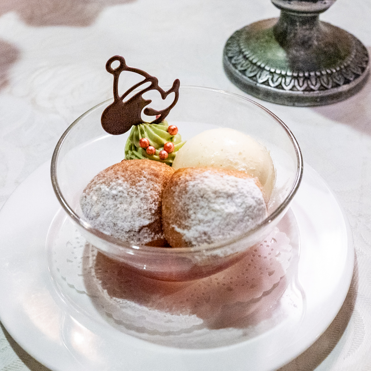 ベニエとバニラのパルフェグラッセ、ピスタチオクリーム添え