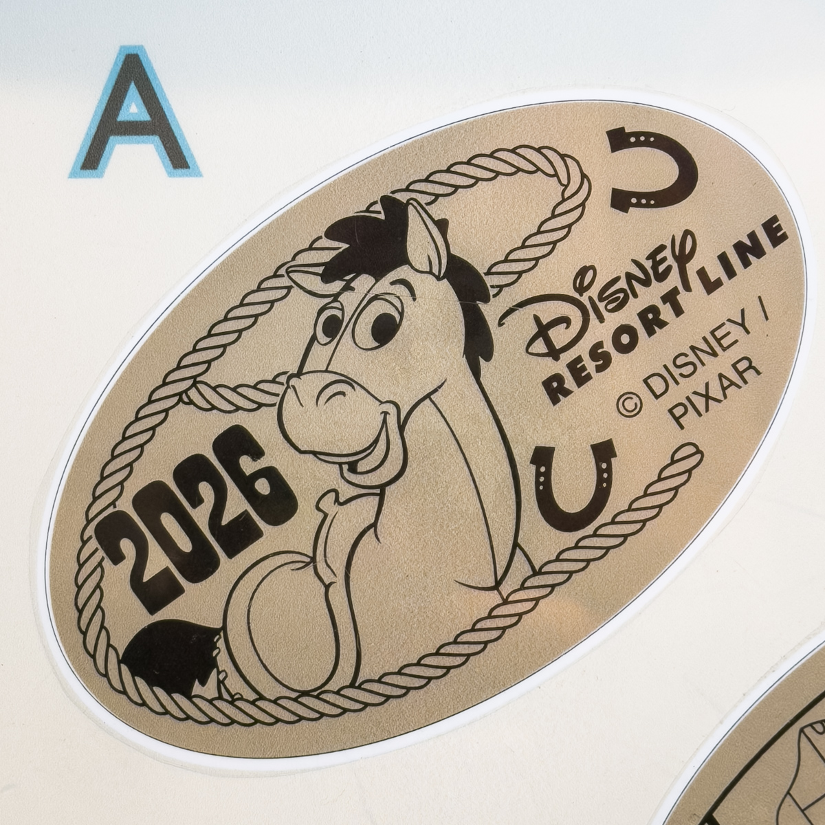 ディズニーリゾートライン”2026”イヤリースーベニアメダル　ブルズアイ