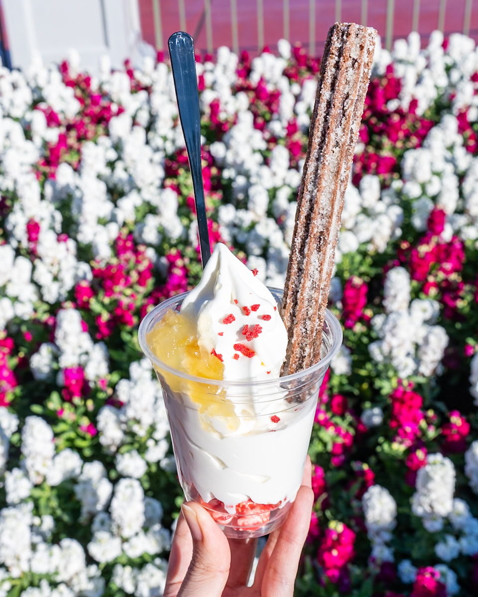 東京ディズニーランド｢アイスクリームコーン｣ミニーのファンダーランド”スペシャルサンデー（チーズソフトクリーム＆チュロス）”2