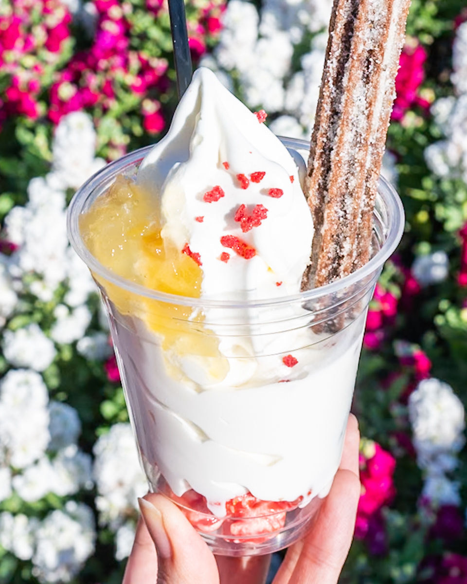 東京ディズニーランド｢アイスクリームコーン｣ミニーのファンダーランド”スペシャルサンデー（チーズソフトクリーム＆チュロス）”1