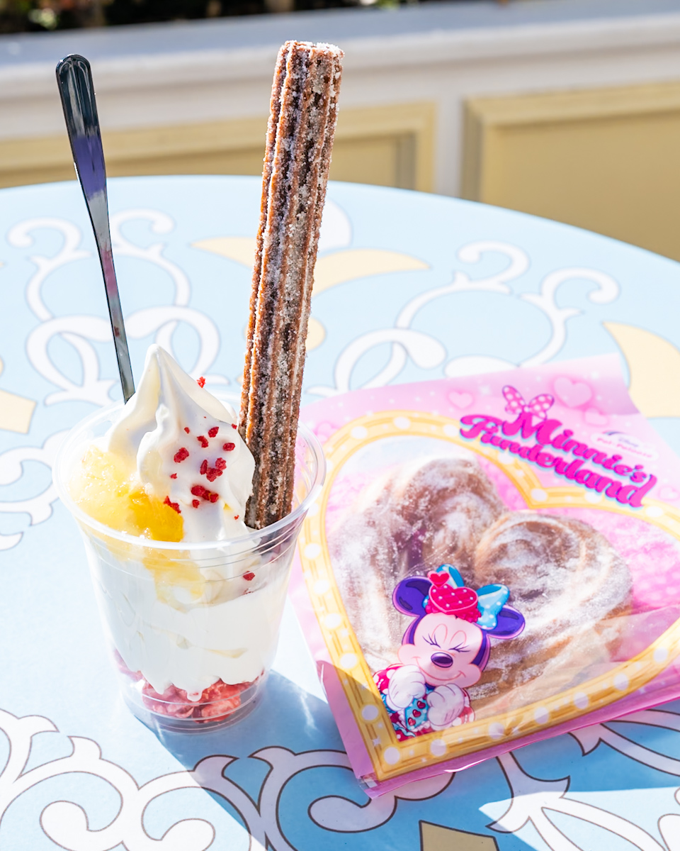 東京ディズニーランド｢アイスクリームコーン｣ミニーのファンダーランド”スペシャルサンデー（チーズソフトクリーム＆チュロス）”
