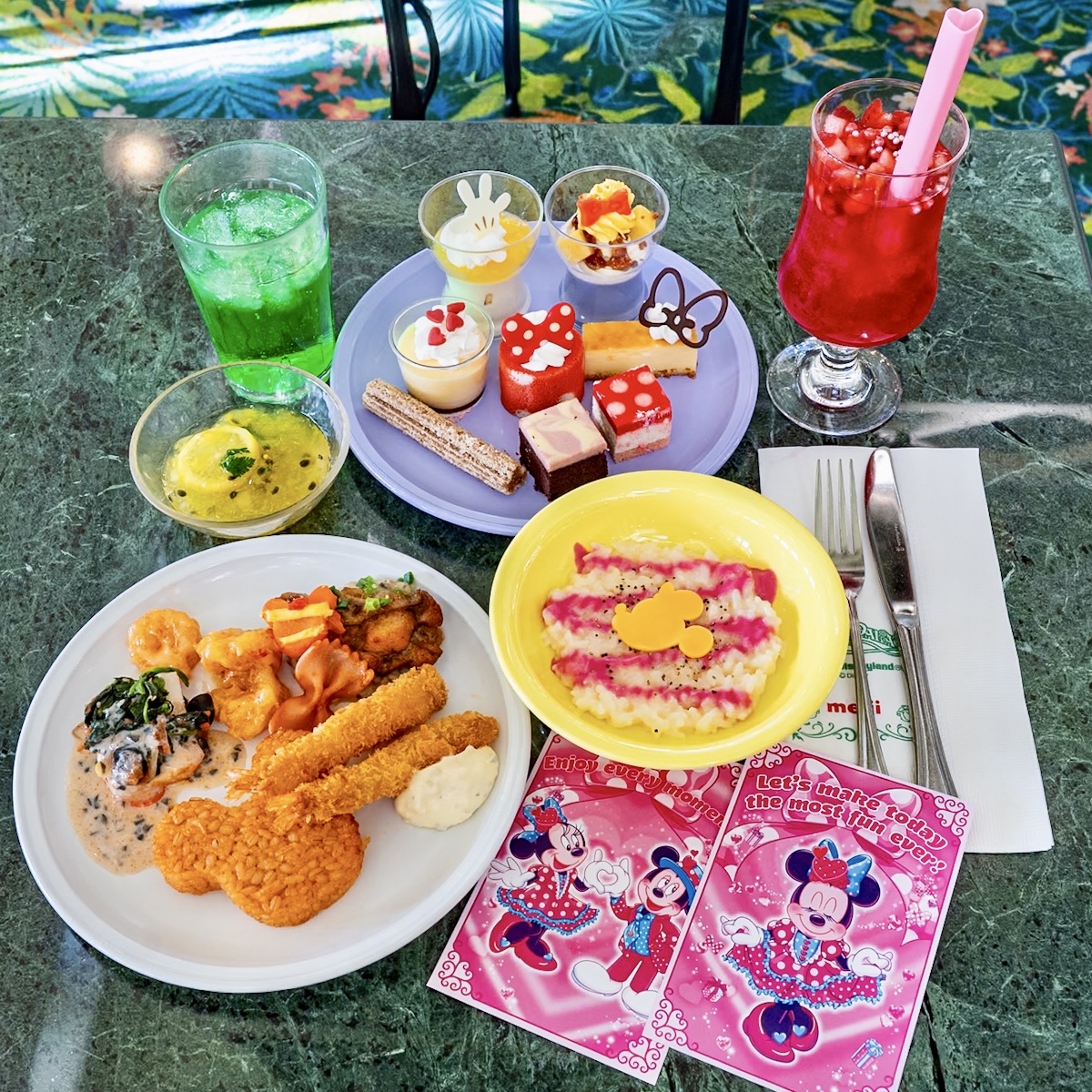 東京ディズニーランド「クリスタルパレス・レストラン」ミニーのファンダーランドスペシャルブッフェ