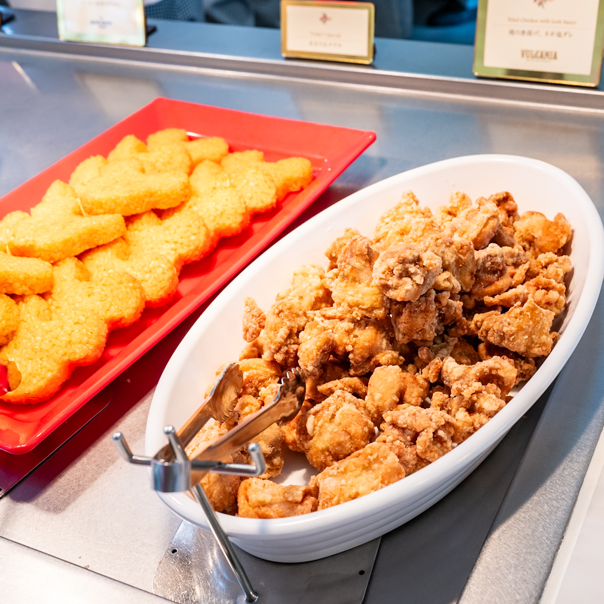 ヴォルケイニア・レストランの鶏の唐揚げ、ネギ塩ダレ