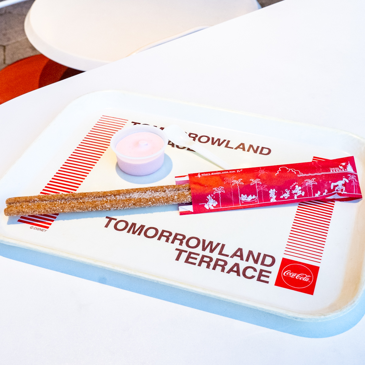 東京ディズニーランド「トゥモローランド・テラス」ミッキーチュロス（シナモン）、ストロベリーアイス