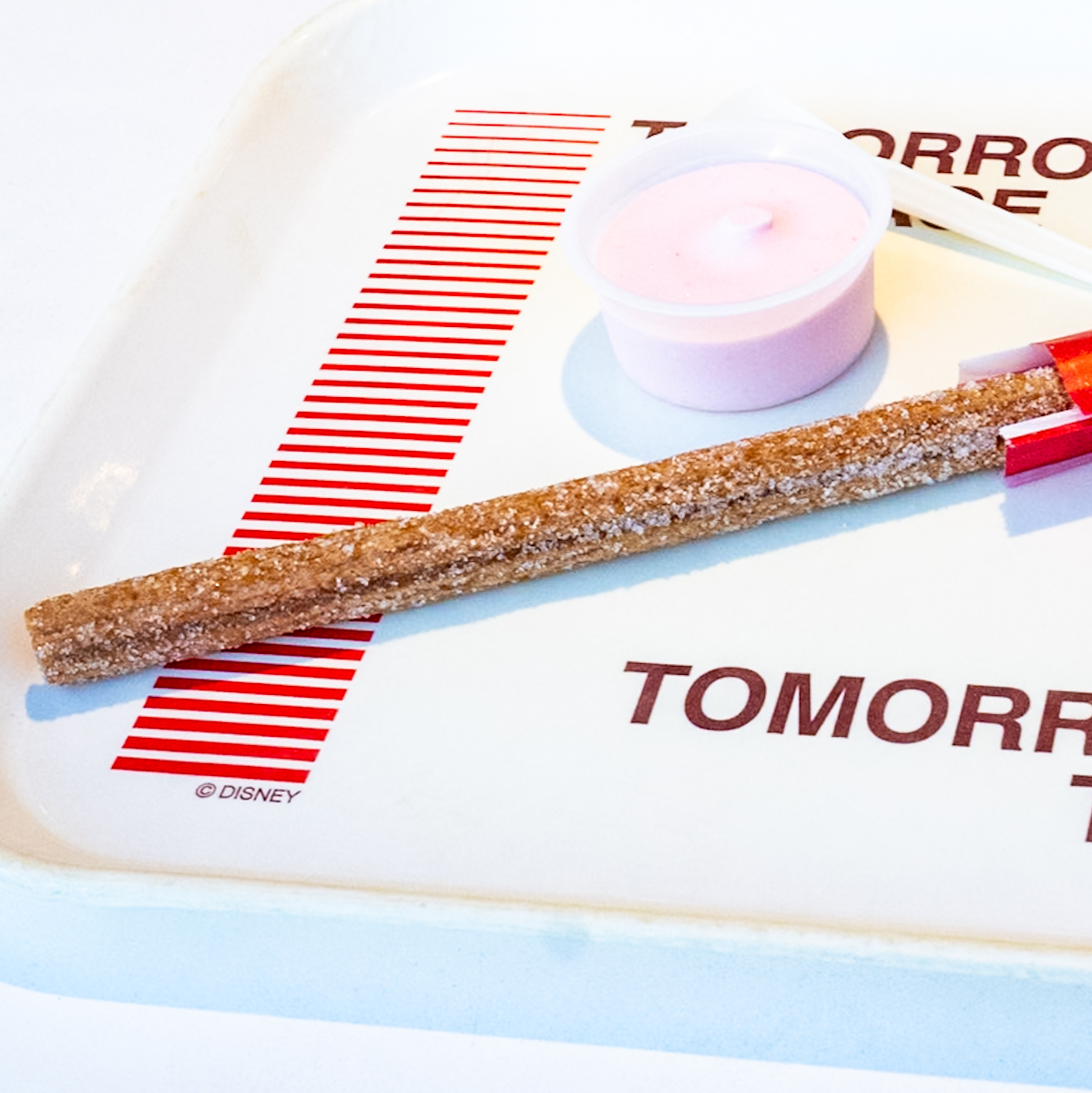 東京ディズニーランド「トゥモローランド・テラス」ミッキーチュロス（シナモン）、ストロベリーアイス1