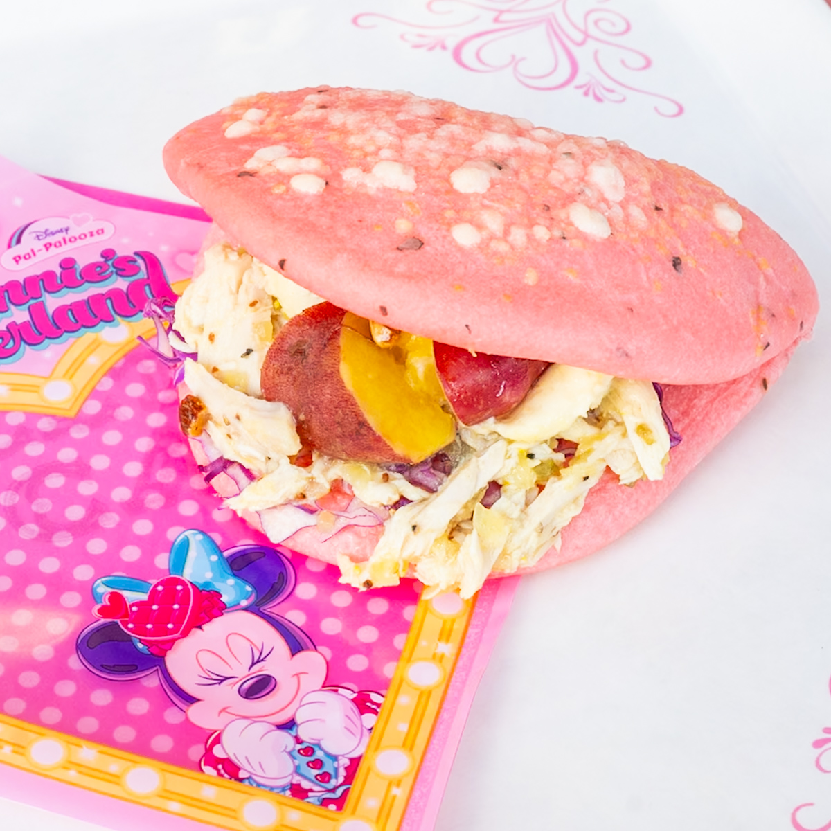 東京ディズニーランド”ミニーのファンダーランド”スペシャルサンド（サツマイモ、チキン、チーズクリーム、ナッツ）1